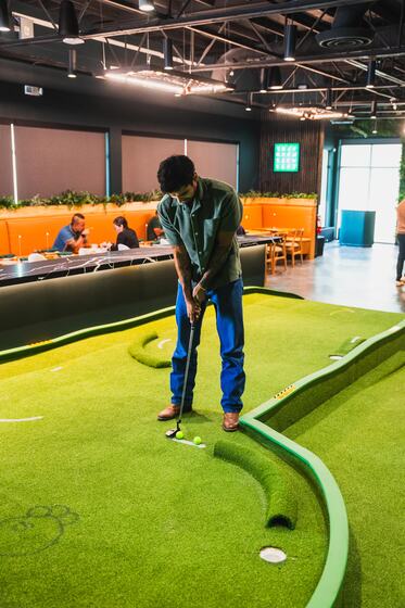 Putting, bar behind