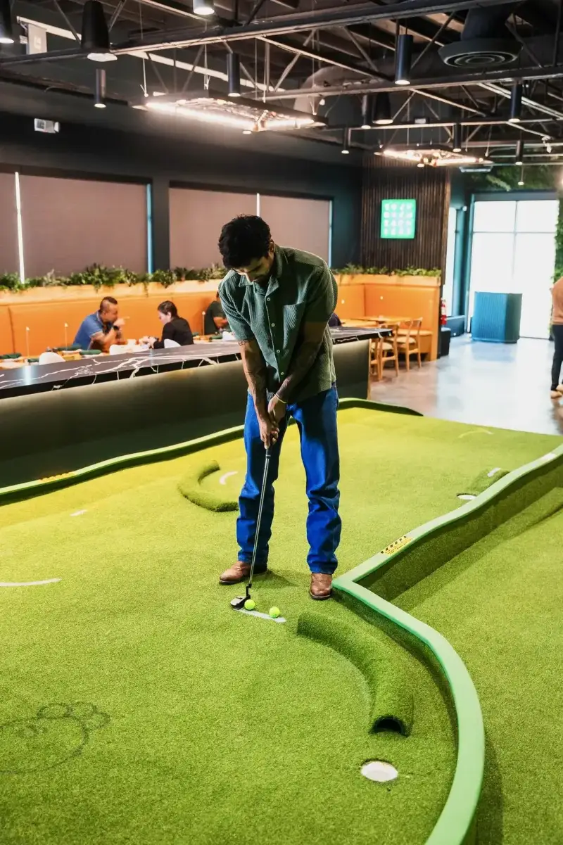 Guests putting on the indoor course between the dining tables